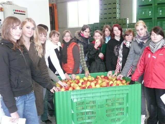 Schülerinnen zu Besuch am Apfelhof Roitner