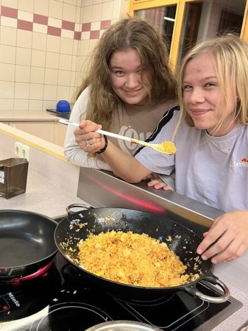Zwei Schülerinnen beim Kochen.
