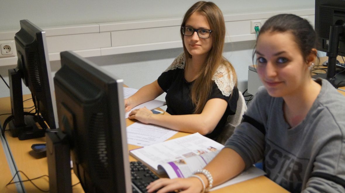 zwei Schülerinnen lernen am Computer