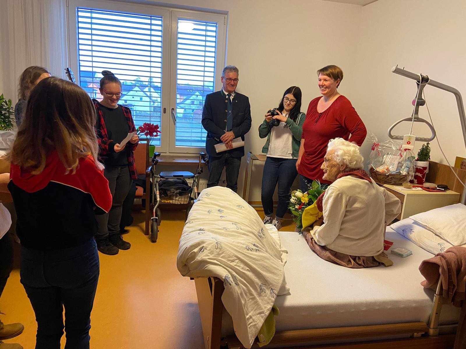 Besuch der Schülerinnen im Alten- und Pflegeheim Hartkirchen