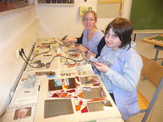 Schülerinnen arbeiten an Glas- und Spiegelmosaiken